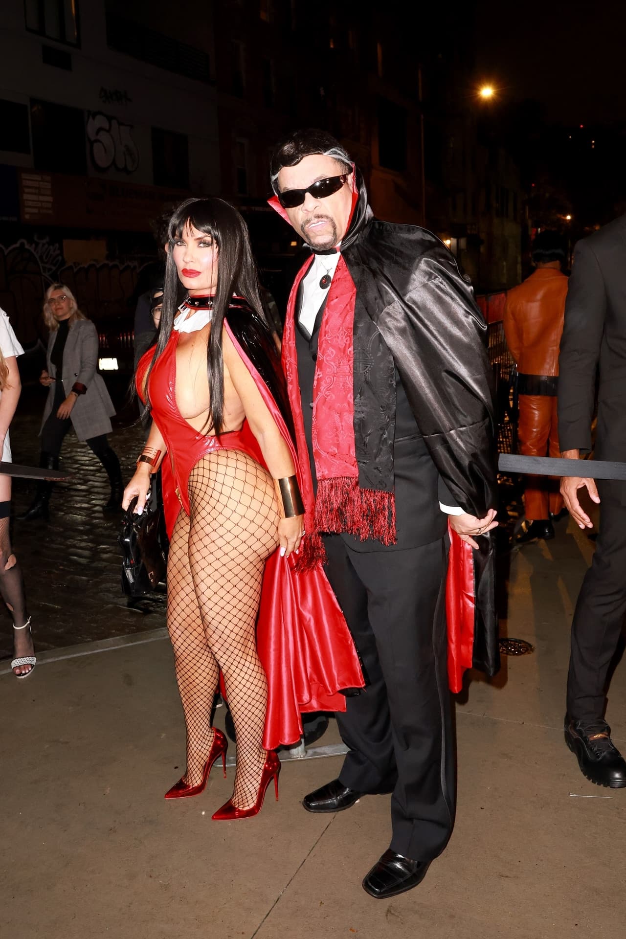 Ice T y su esposa Coco Austin llegaron como vampiros. Mientras el rapero y actor optó por un vestuario clásico, la actriz y bailarina portó un diminuto traje rojo.