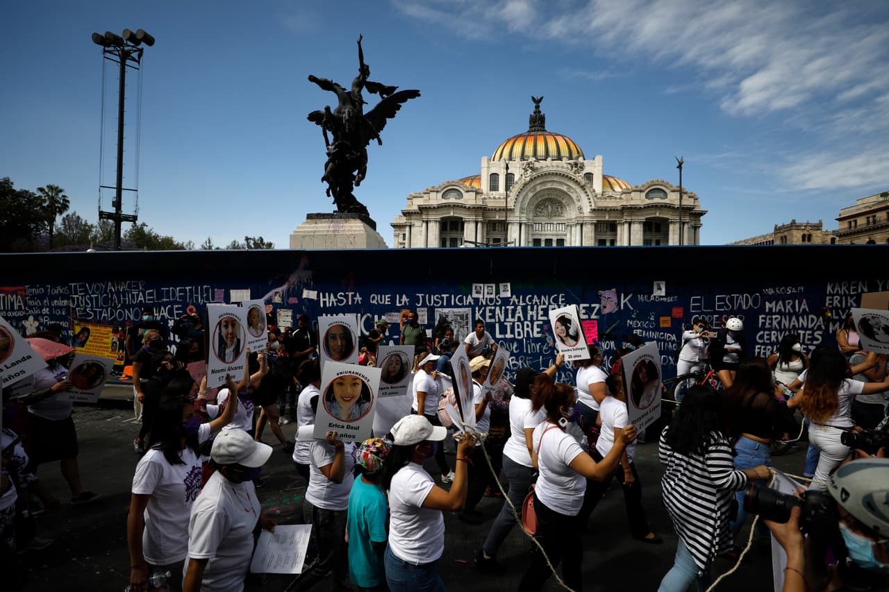 Manifestantes marchan frente al Palacio de Bellas Artes durante la protesta. Las autoridades de Ciudad de México informaron que unas 1,700 mujeres policías resguardarían la marcha.