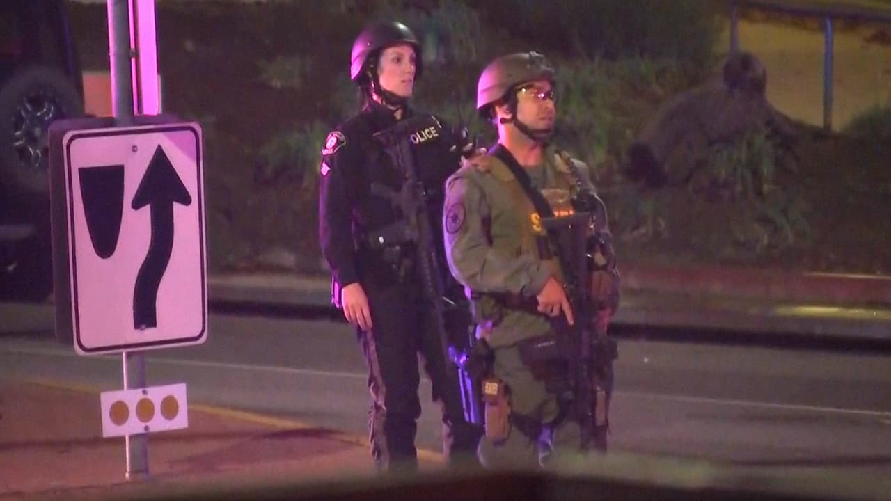 Los cuerpos especiales de la policía se presentaron en la escena.