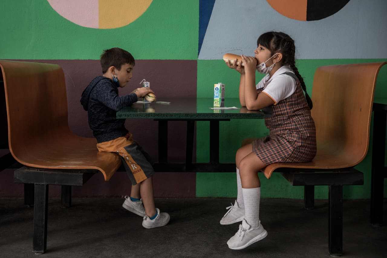 Puesto que las comidas son gratis para todos los estudiantes, el Austin ISD ya no necesitará pedir las solicitudes de beneficios alimentarios de ningún plantel. Las familias que ya llenaron la solicitud de beneficios alimentarios para el presente ciclo escolar no necesitan más documentos. 
<br>