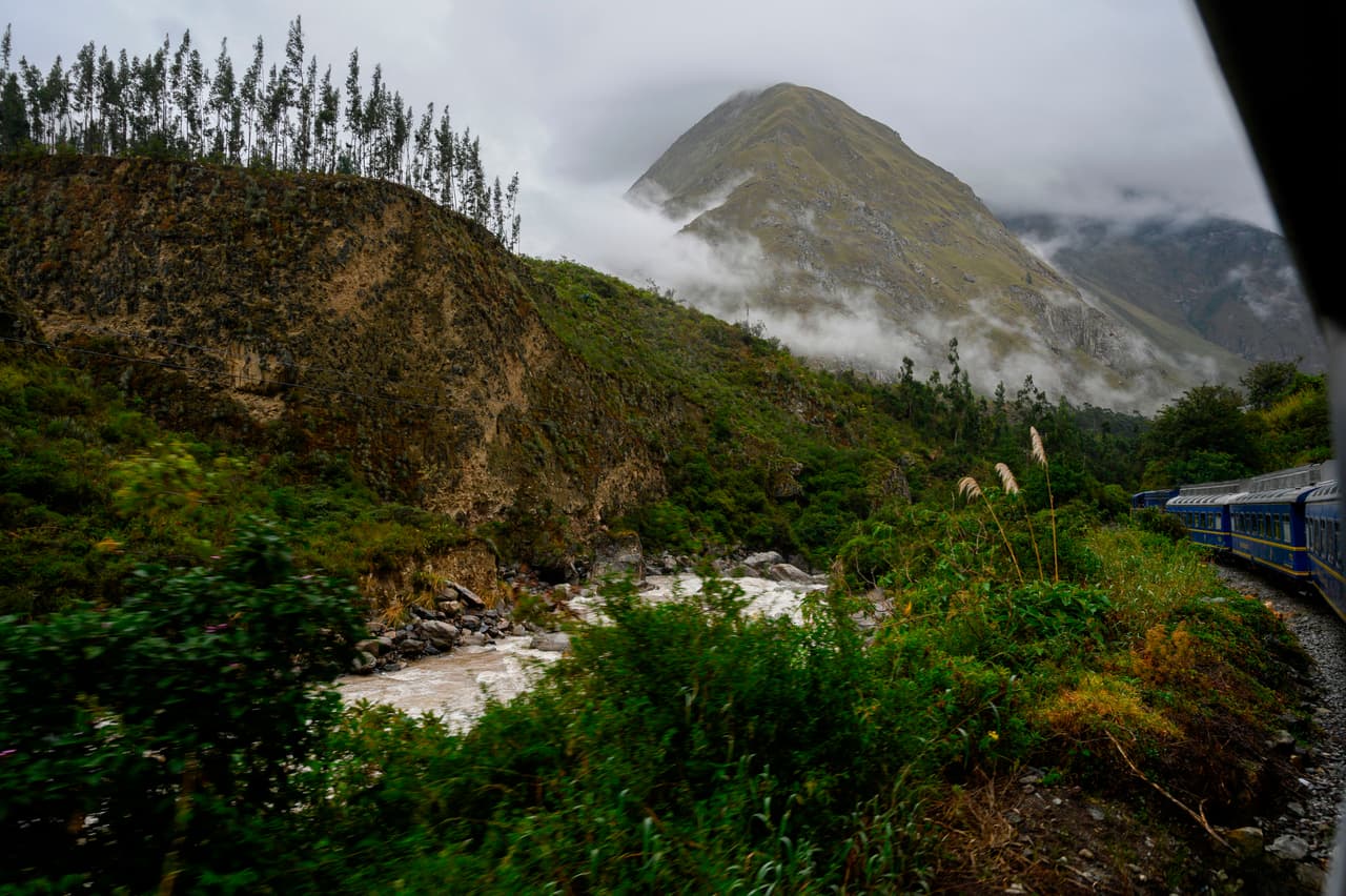 Pero las autoridades peruanas han lanzado nuevas rutas turísticas en Cusco para seguir atrayendo más visitantes. 
<b>“Cusco concentra en sí mismo una serie de alternativas turísticas y tiene la capacidad de seguir reinventándose y abriendo nuevas rutas para viajeros que no dejarán de sorprenderse”</b>, dijo a Univisión María Soledad Acosta, directora de Promoción del Turismo de la agencia estatal PromPerú. En la fotografía, el tren que recorre la ruta entre Ollantaytambo y Aguas Calientes.
<br>