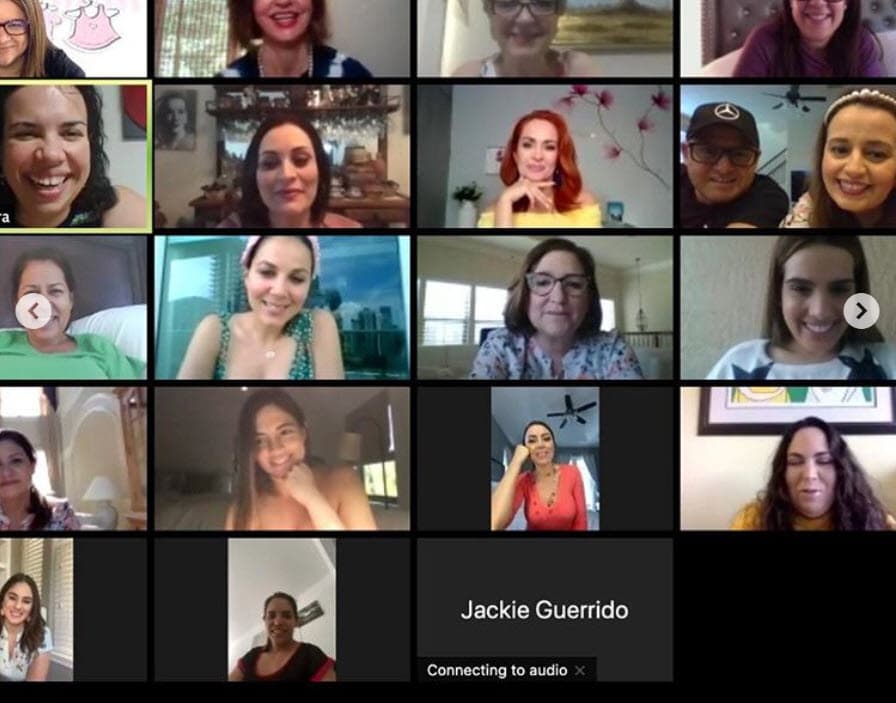 "¡Seré parte de las futuras mamás que contará cómo hicimos nuestras fiestas virtuales!", reflexionó acerca del actual momento que vive el mundo ante la pandemia por el coronavirus que ha obligado a que las personas lleven a cabo un 
<b><a href="https://www.univision.com/shows/noticiero-univision/covid-19-los-cdc-analizan-cambiar-las-reglas-de-aislamiento-social-para-trabajadores-esenciales-video" target="_blank">aislamiento social. </a></b>
<br>