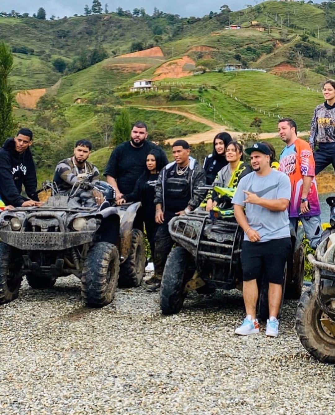 También se la ha visto sonriente cuando es acompañado por amigos y familiares a dar un paseo en cuadraciclos rodeado del verde de la naturaleza.