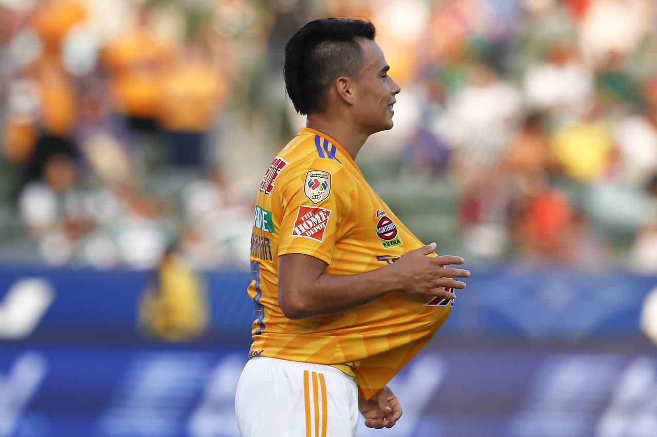 El volante argentino de Tigres quería el balón para celebrar con la grada que próximanete se convertirá en padre.