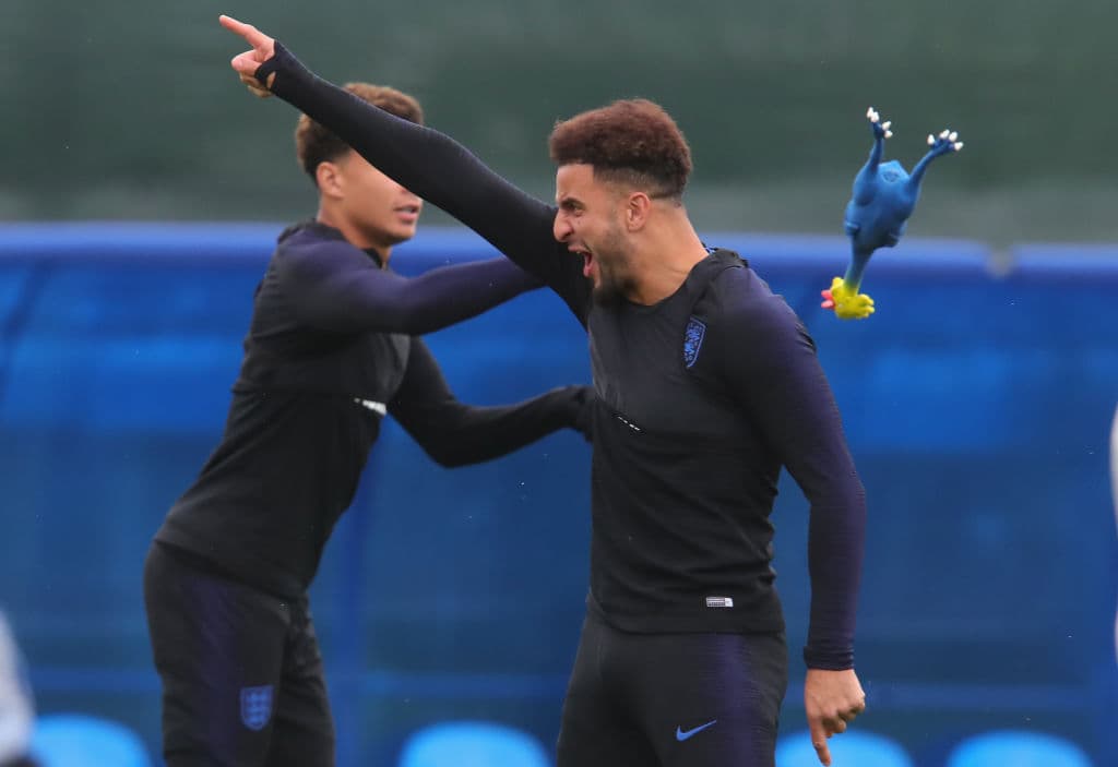 En primer plano Kyle Walker, defensa central del Manchester City y de la selección inglesa. Parece que la pasaron bien con ese pollo de hule en color azul. Señal de confianza y buen ánimo.