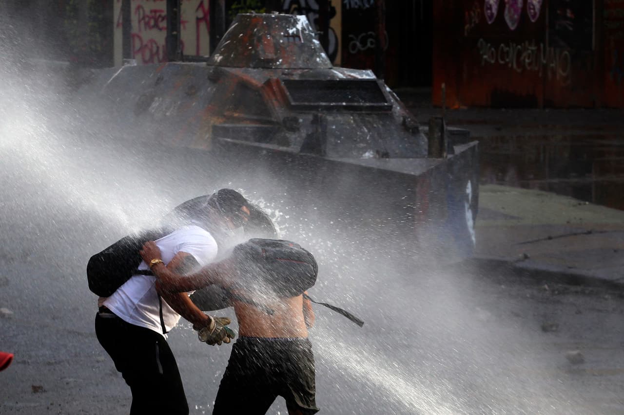 Las manifestaciones se han saldado con 
<b>al menos 26 muertos y miles de heridos</b>. Además, el Instituto Nacional de Derechos Humanos ha interpuesto desde el inicio de las revueltas 943 denuncias contra agentes del Estado: cinco son por homicidio, 
<b><a href="https://www.univision.com/noticias/america-latina/me-dijo-que-me-bajara-los-calzones-hasta-las-rodillas-una-joven-denuncia-vejaciones-sexuales-al-ser-detenida-en-protestas-en-chile" target="_blank">750 por torturas y tratos crueles y 134 por violencia sexual </a></b>(desnudamientos, tocamientos y cuatro violaciones).