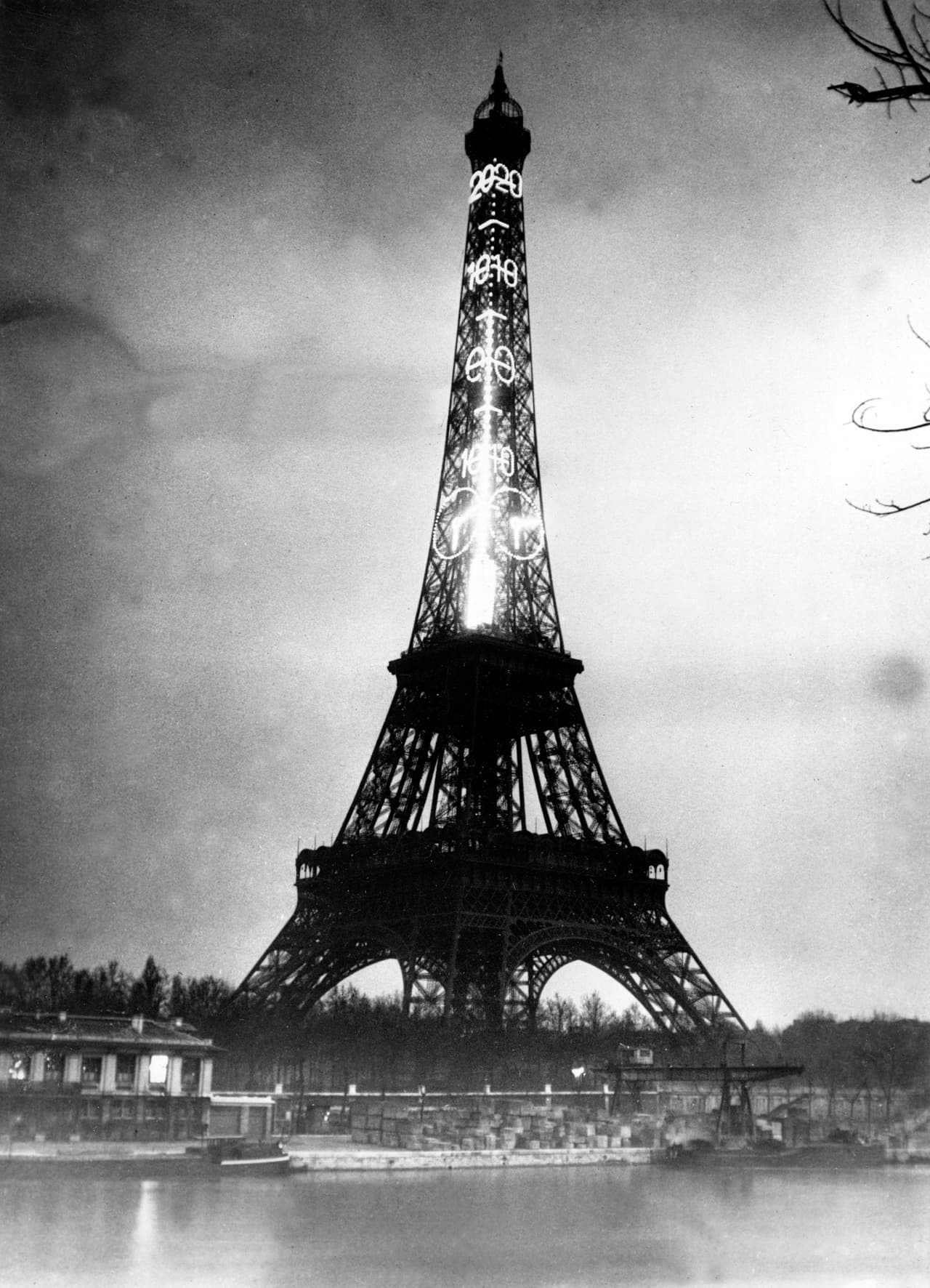 Las plataformas están en tres niveles. Los ascensores suben en una curva, y Eiffel contrató a la empresa estadounidense Otis Elevator Company para diseñar los famosos ascensores de vidrio de la torre. Los ascensores no se completaron para el 31 de marzo de 1889, día de la gran inauguración, por lo que Gustave Eiffel subió las escaleras de la torre y levantó un enorme tricolor francés. A principios de mayo de ese año se inauguró la Exposición y la torre sirvió como puerta de entrada a la feria gigante. En la foto, la torre iluminada con un enorme termómetro el 16 de marzo de 1934.
