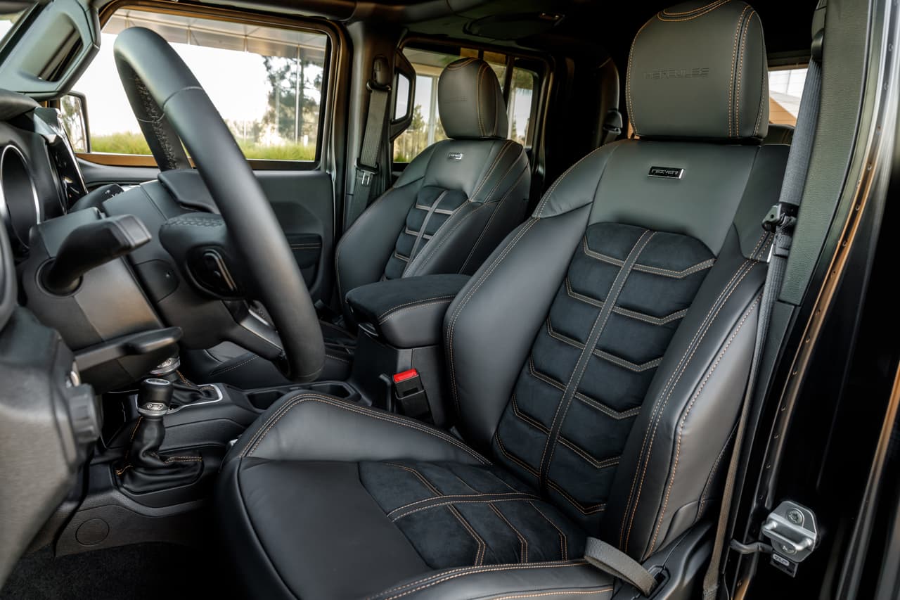 Así como en el exterior, su interior puede ser personalizado en muchos detalles (asientos, costuras, luces, color del panel de instrumentos, etc.).