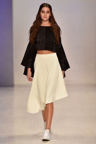 Si sabes coser, puedes incluso hacerla tú misma, recortando una falda tubo.