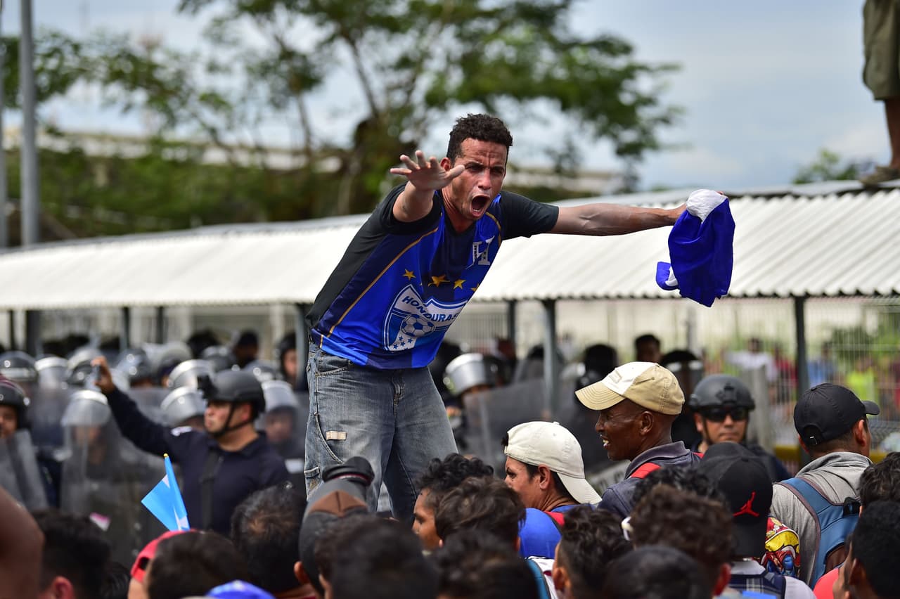 Sobre el puente, las autoridades mexicanas detuvieron a la multitud de migrantes durante unos minutos.