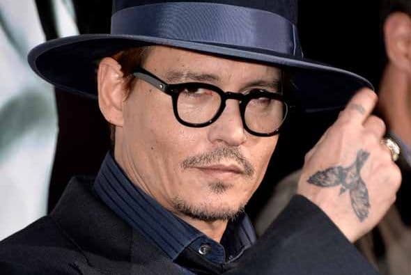 La prometida de Johnny Depp, Amber Heard dejó en claro con qué atrapó al rey de los siete mares, el capitán Jack Sparrow. La también actriz sedujo la alfombra durante la premiere de la película "3 Days To Kill", mira las fotos y saca tus propias conclusiones.