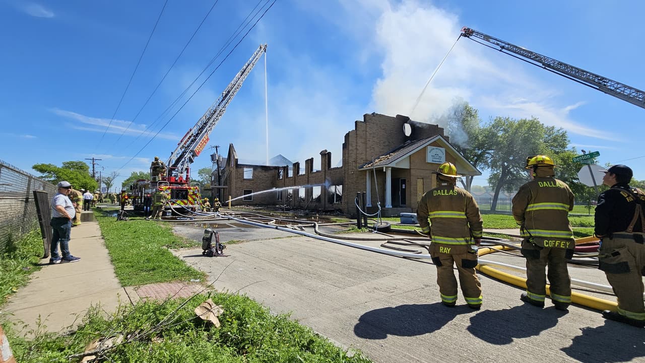 El fuego se propagó rápidamente por el tejado, aquí fue cuando los bomberos solicitaron más unidades.
