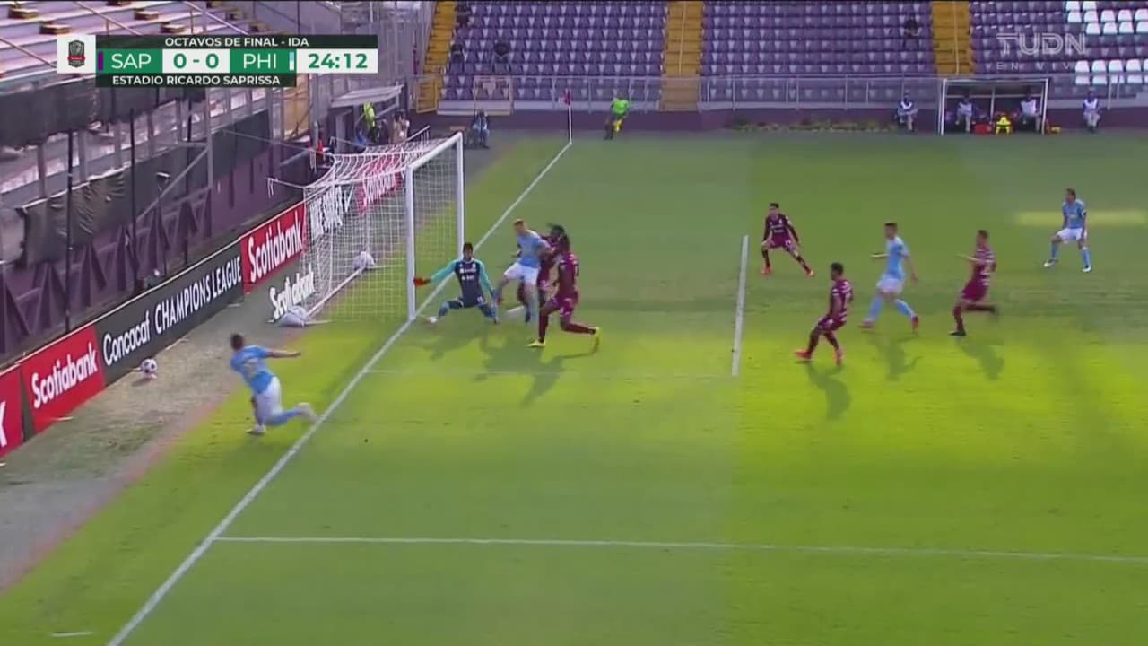 ¡Por poco golazo de taquito! Kacper saca el lujo y tapa el portero