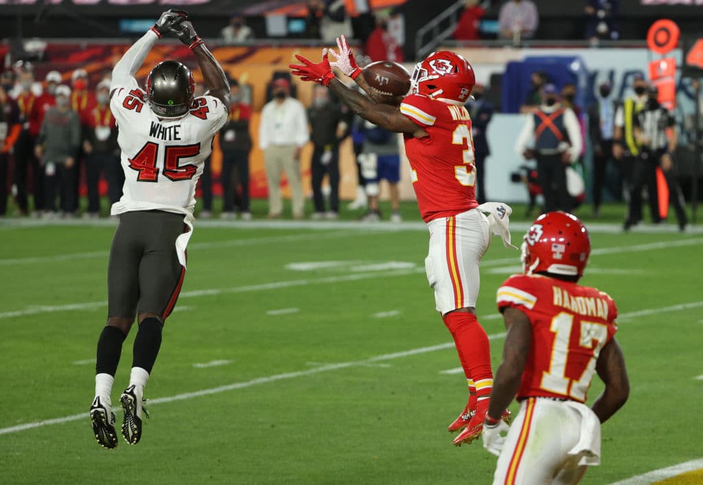 La defensa de los Tampa Bay deja a Patrick Mahomes sin pase de anotación y con dos intercepciones en la arrolladora victoria de los Buccaneers 9-31 sobre los Kansas City Chiefs. Tom Brady demuestra porque es el mejor y con tres pases de anotación y sin intercepciones consigue su séptimo anillo de Super Bowl.