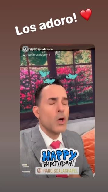 Francisca se emocionó con la interpretación de sus amigos del show. Así lució Carlos Calderón entonando la tradicional melodía.