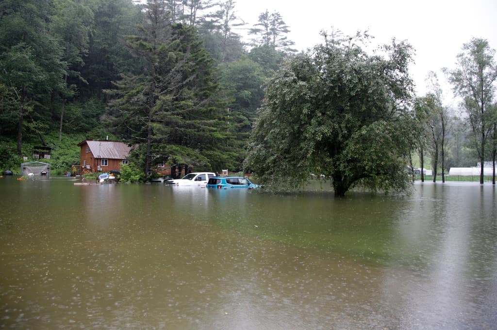 Vehículos sumergidos y residencias en riesgo por las inundaciones cerca del río Ottauquechee, el lunes 10 de julio de 2023, en Bridgewater, Vermont. (AP Foto/Hasan Jamali)