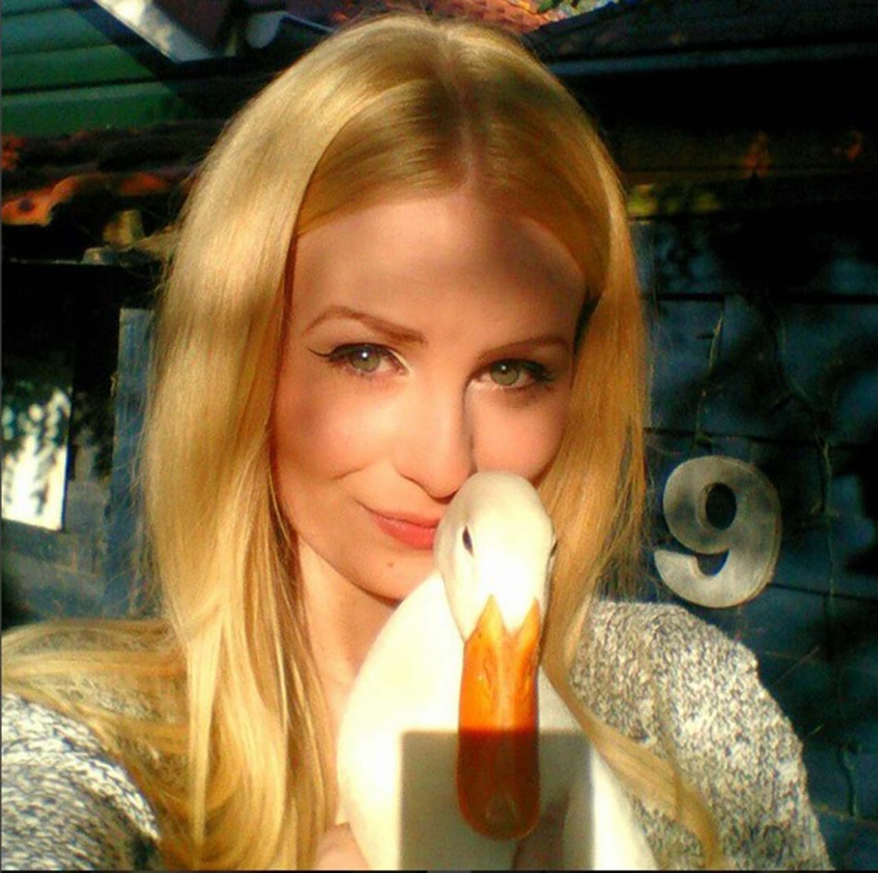 Su dueña, Sam, está encantada de tener una mascota tan divertida, cariñosa y amante del Halloween.