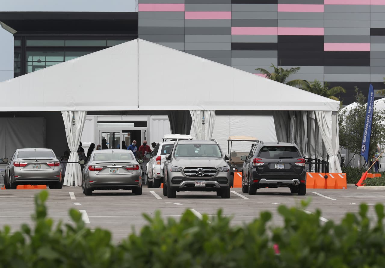 El estadio del equipo de fútbol de la MLS, Inter Miami, en Fort Lauderdale, está vacunando a personas de 65 años y mayores, y también a trabajadores de la salud. La idea es vacunar 500 personas al día, que 
<a href="https://www.browardhealth.org/" target="_blank">deben registrarse aquí</a> para que les den una cita.