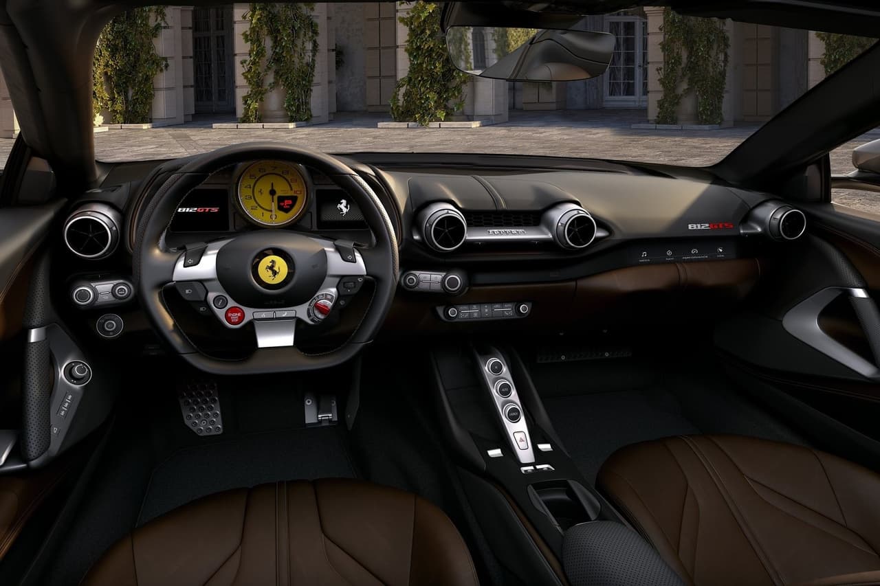 Por dentro, el 812 GTS ofrece un ambiente balanceado entre lujo y deportividad, con materiales de muy alta calidad, acabados suaves al tacto y detalles que rápidamente te hacen recordar de que se trata de toda una bestia del asfalto.