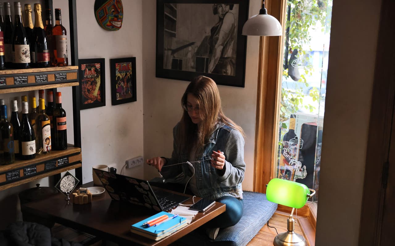 <b>Muero por Lola</b>
<br>Transmitida en un horario estelar, la novela será acerca de Lola, una extrovertida secretaria española que vive en la Ciudad de México y, por casualidad, se convierte en copropietaria de una antigua y lujosa funeraria. A su vez, la mujer se hará madre adoptiva de Iker, un adolescente huérfano.
<br>
<br>¿Cuál de las telenovelas de TelevisaUnivision esperas más?