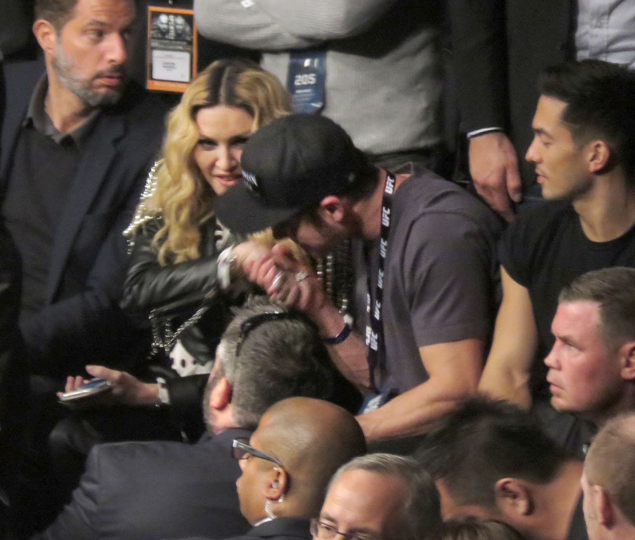 Para agradecerle, el actor le dio un beso en la mano.