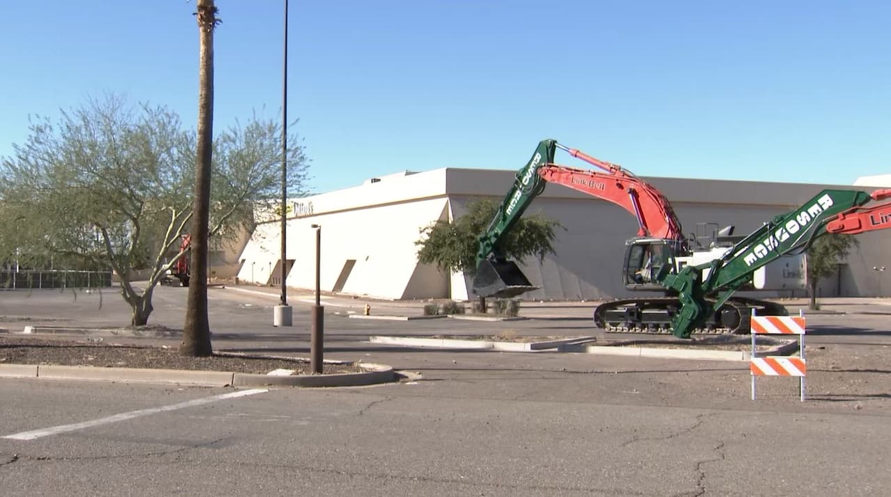 Este lunes 18 de noviembre de 2024 arrancó la 
<b>demolición del icónico Metrocenter Mall</b>, un centro comercial que abrió sus puertas en 1973, cerca de la Interestatal 17 y Peoria Avenue.