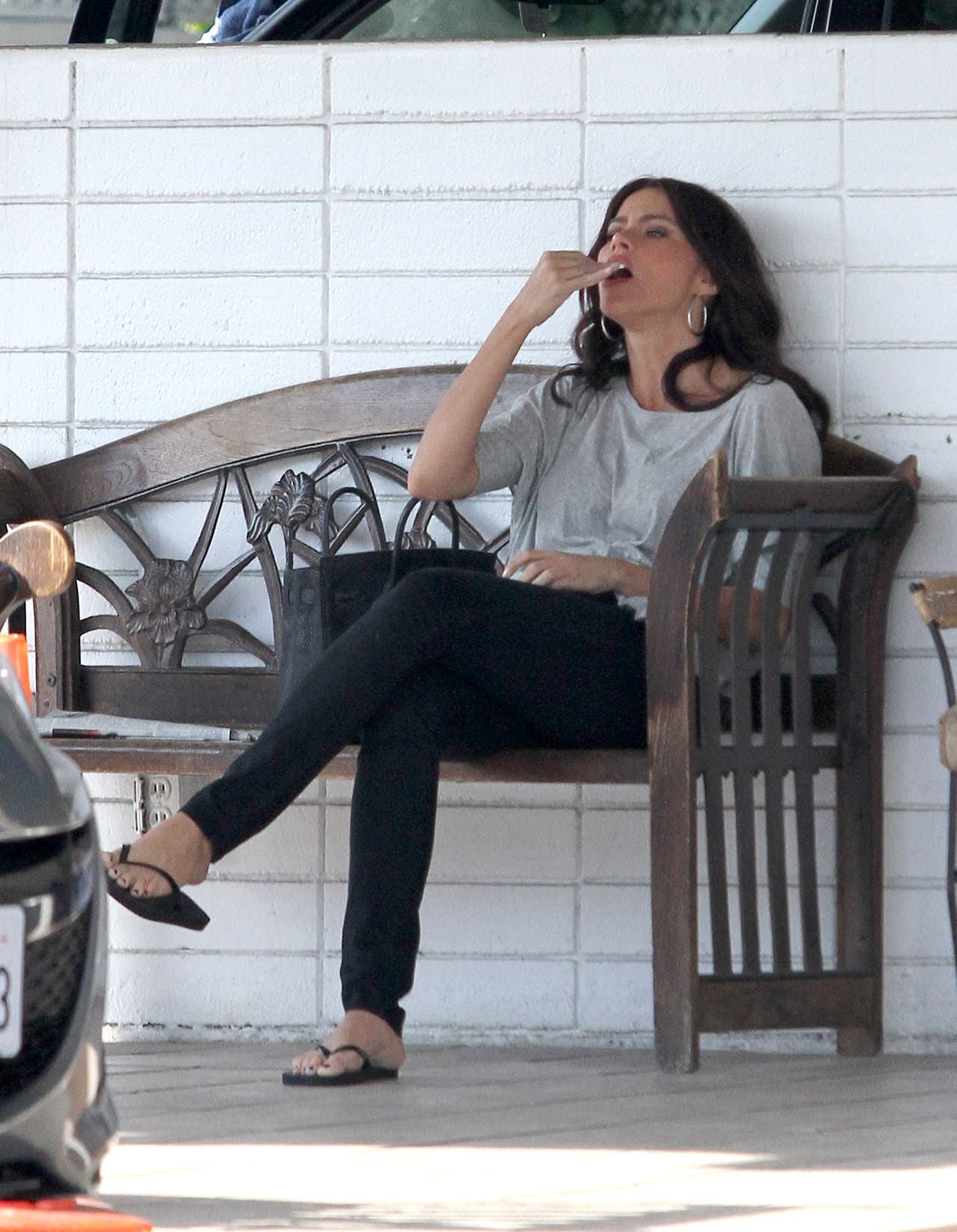 Aunque sabe que las cámaras están ahí, para ella lo más importante es saciar sus antojos.