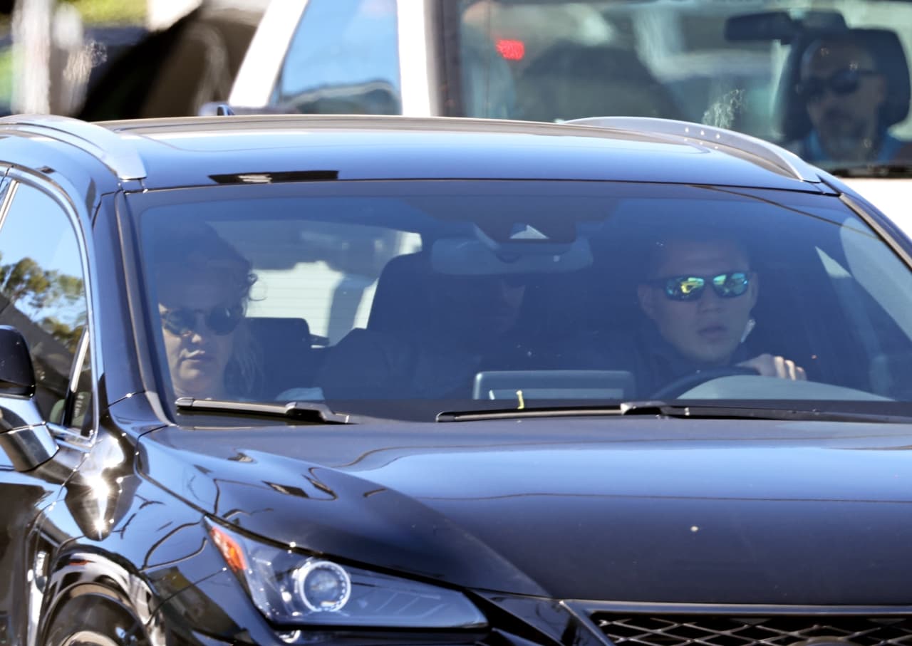 En esta ocasión era su agente de seguridad quien manejaba, mientras que
<b> 'Brit' iba como copiloto y Sam atrás.</b>
<br>