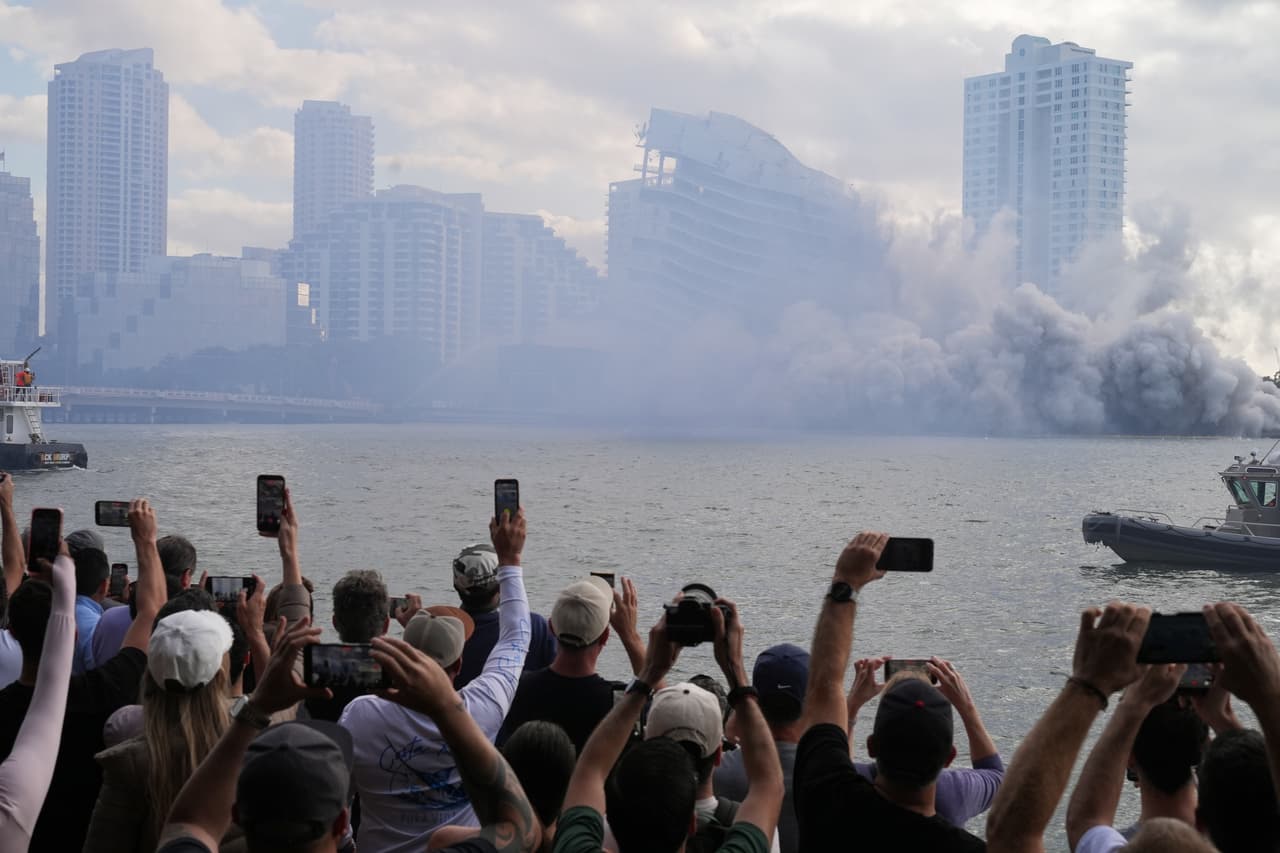 Un fuerte estruendo fue perceptible por los alrededores de Brickell Key. En menos de 20 segundos, los 23 pisos del edificio quedaron reducidos a escombro.