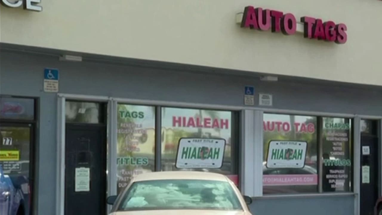 Arrestan a cinco personas acusadas de fraude en emisión de títulos de carros