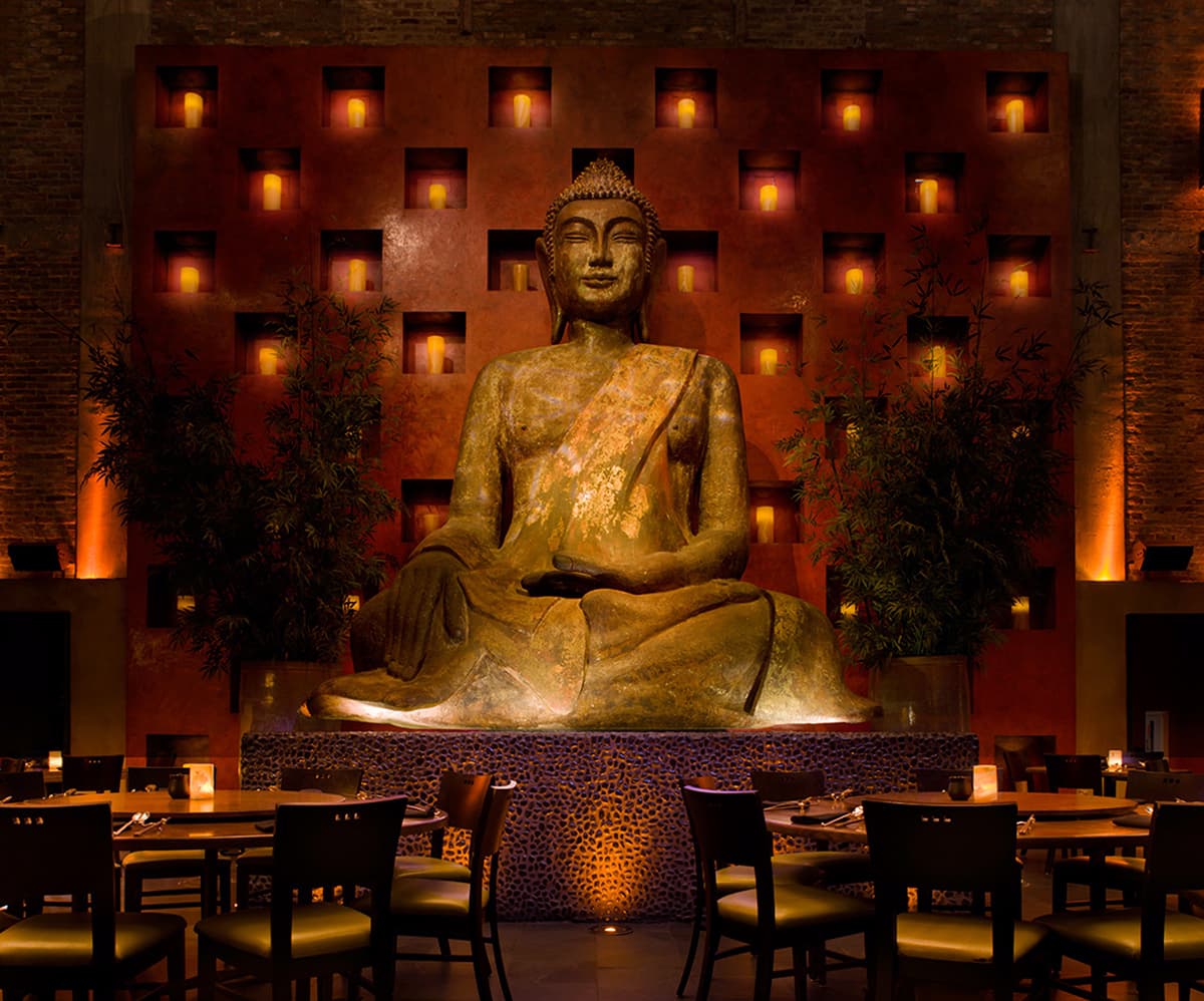 <span class="cms-h3-H3"><a href="http://taolasvegas.com/restaurant"><b>Tao</b></a></span>
<br>Este restaurante y club nocturnoen el Hotel Venetian está especializado en cocina asiática, con platos de Japón, China y Tailandia. Es un imán de gente y de celebridades. ¿Ejemplos? Marc Anthony celebró uno de sus cumpleaños. 
<b><a href="http://vegas.eater.com/2014/5/20/6221143/jennifer-lopez-at-hakkasan-ricky-martin-at-tao">Ricky Martin </a></b>y Prince Royce también han comido aquí. 
<br>
<br>
<b>La especialidad: </b>
<br>El trago más famoso de la casa se llama Black Pearl, los wontons de langosta o algo tan sencillo como un plato de sushi. 
<br>