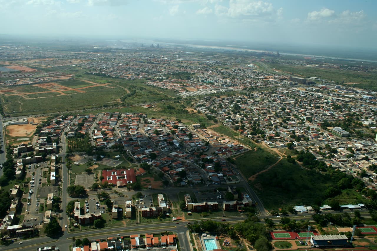 Vista aérea de Ciudad Guayana, con el río Orinoco de fondo.