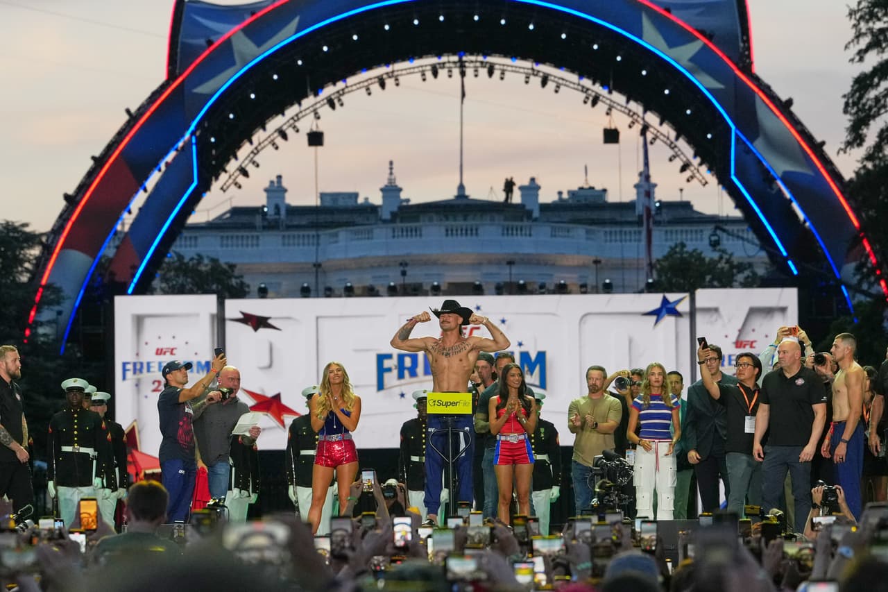 Diego Lopes participa en el pesaje ceremonial de UFC Freedom 250 en la Elipse, el sábado 13 de junio.