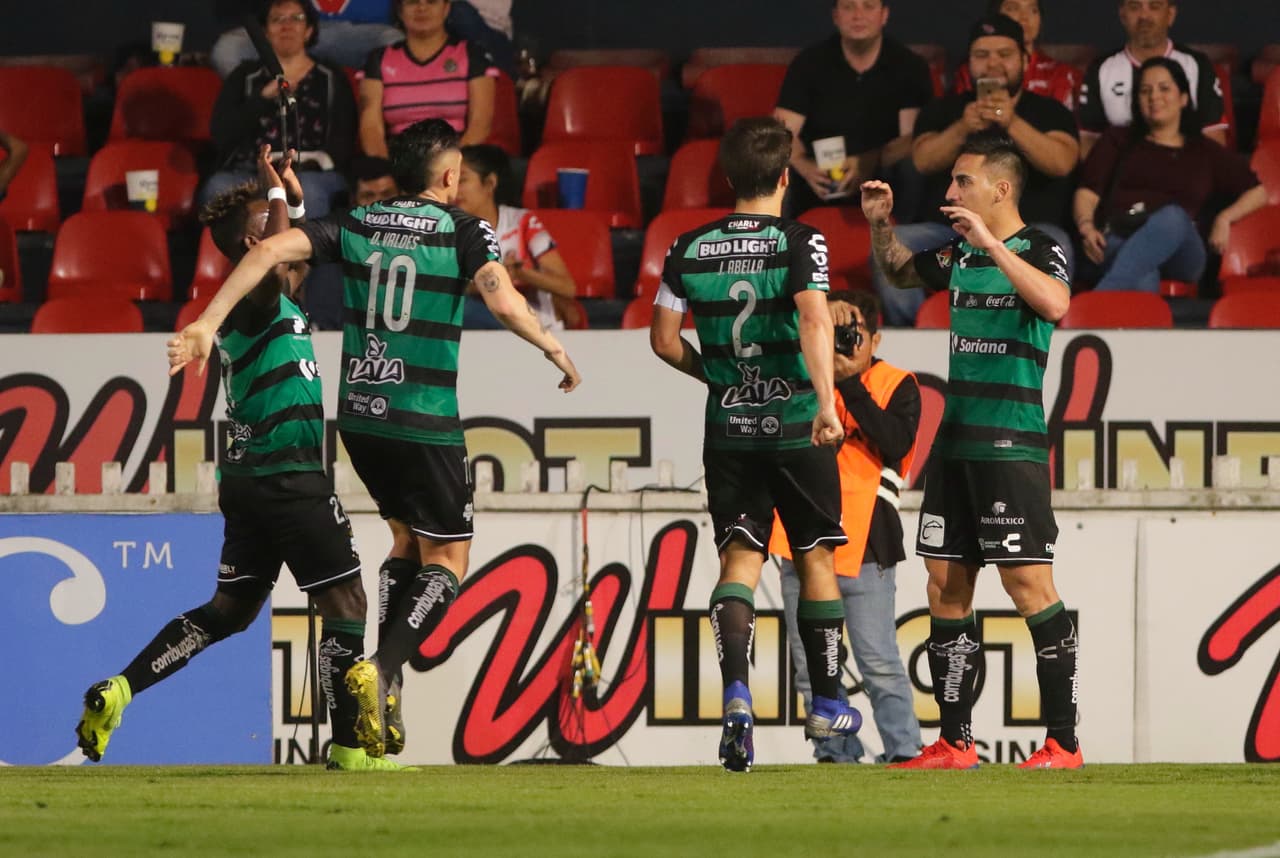 Santos Laguna dio la voltereta gracias al gol de Javier Correa (derecha), 2-1 en el minuto 75.