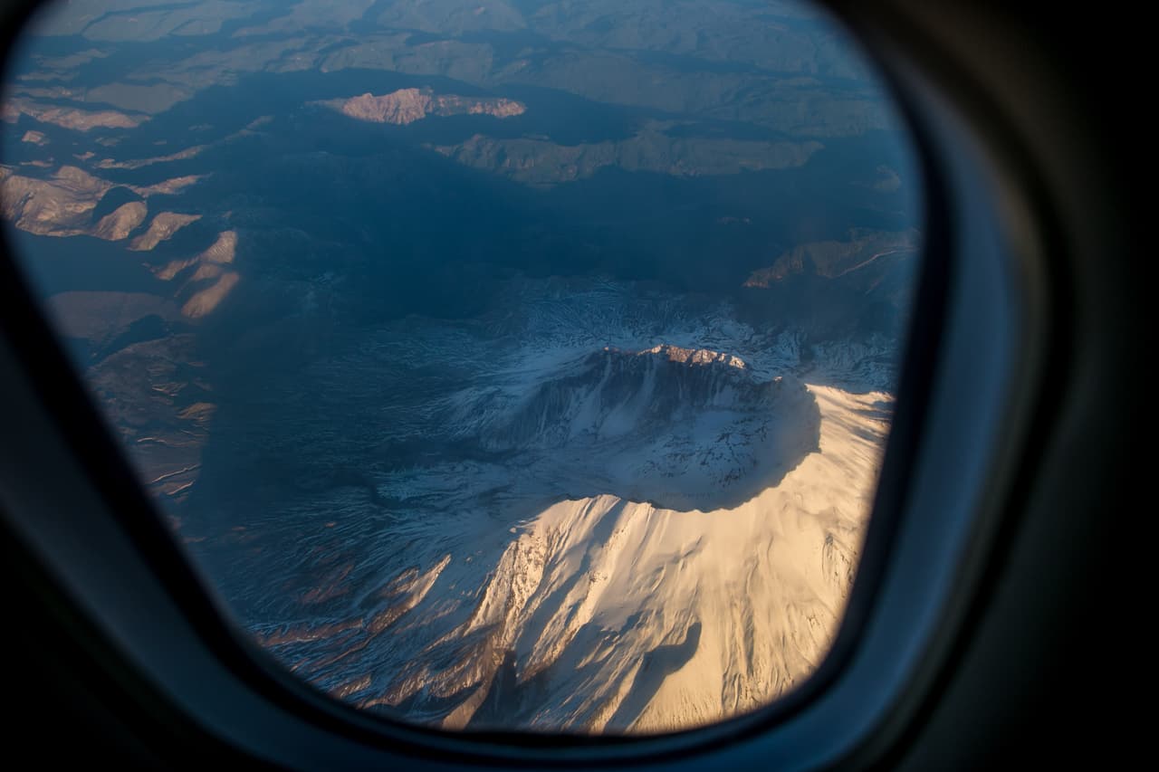 <b>2.-</b> 
<b>Mount St. Helens, estado de Washington.</b> Su erupción más reciente fue en 1980 de tipo piroplástica, destruyendo un total de 3 millones de metros cuadrados de territorio, principalmente bosques de pino. Cerca de 60 personas murieron, 250 casas, 47 puentes, 15 millas de vías ferroviarias y 185 millas de carreteras fueron totalmente destruidas.