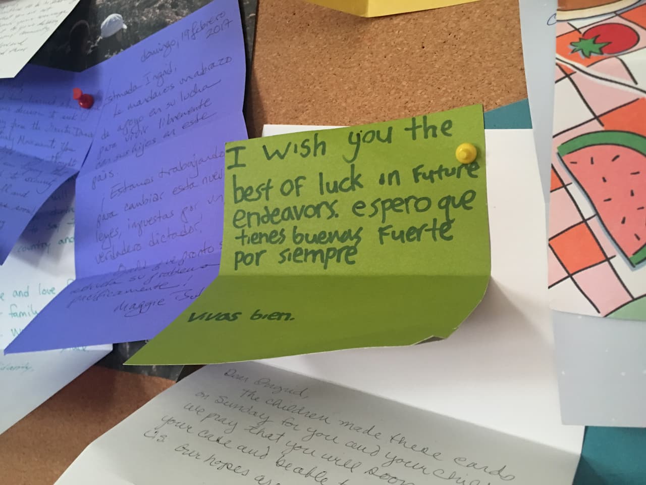 En una pared de su dormitorio, Encalada recopila las cartas de apoyo que ha recibido de la comunidad. (Patricia Vélez/Univision Noticias)