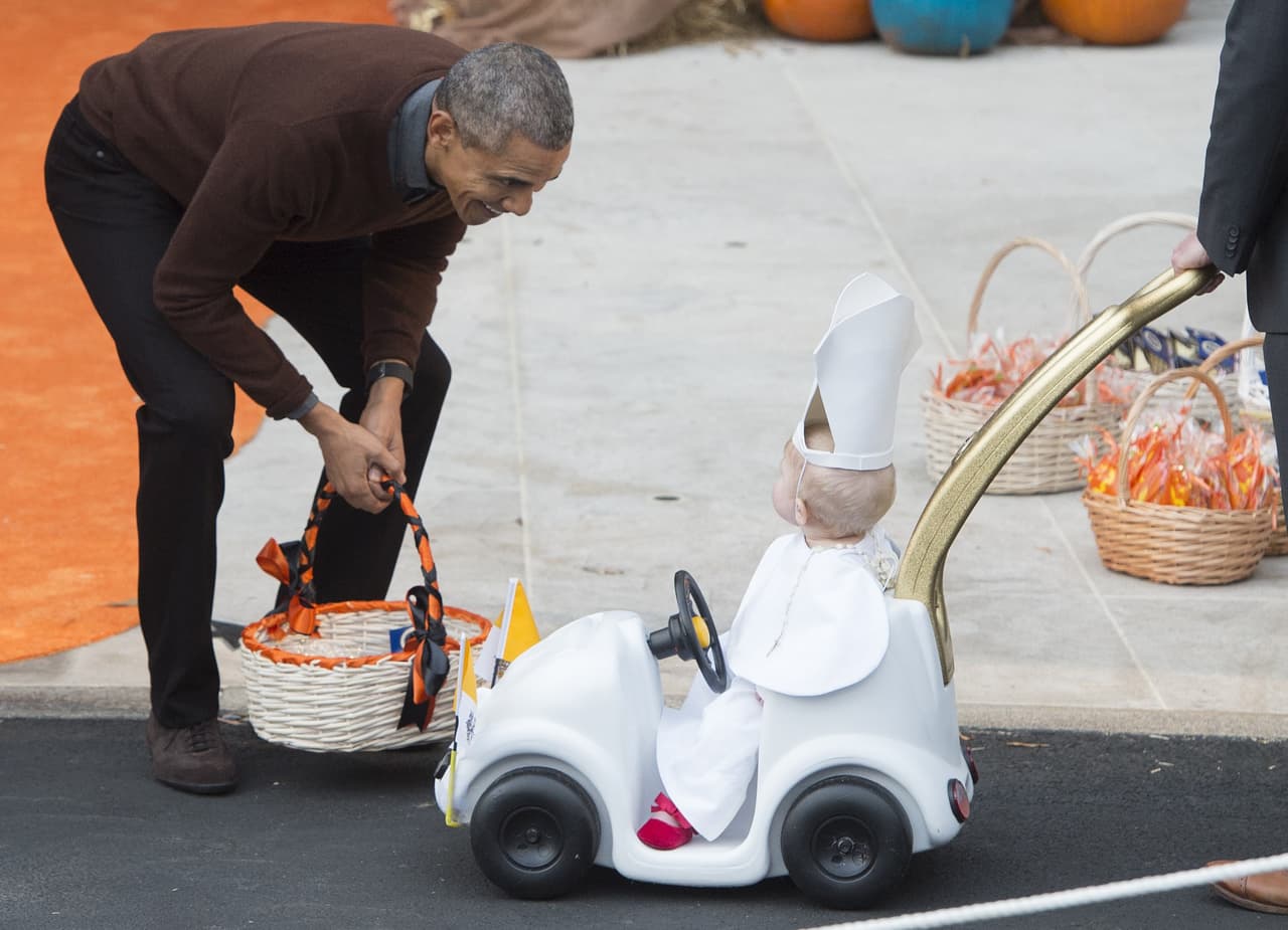 Un pequeño Papa sorprende a Obama en Halloween