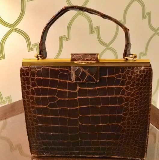 Los accesorios también le encantan, en 2016 sorprendió cuando presumió el bolso que perteneció a Marilyn Monroe. Tommy Mottola lo compró para la actriz en 37,500 dólares.