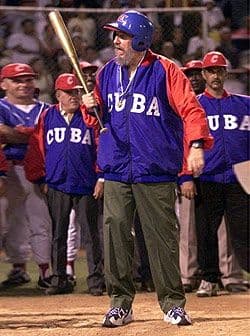 Fidel Castro reclama por un lazamiento de bola por parte del Presidente Hugo Chávez. Foto AFP.