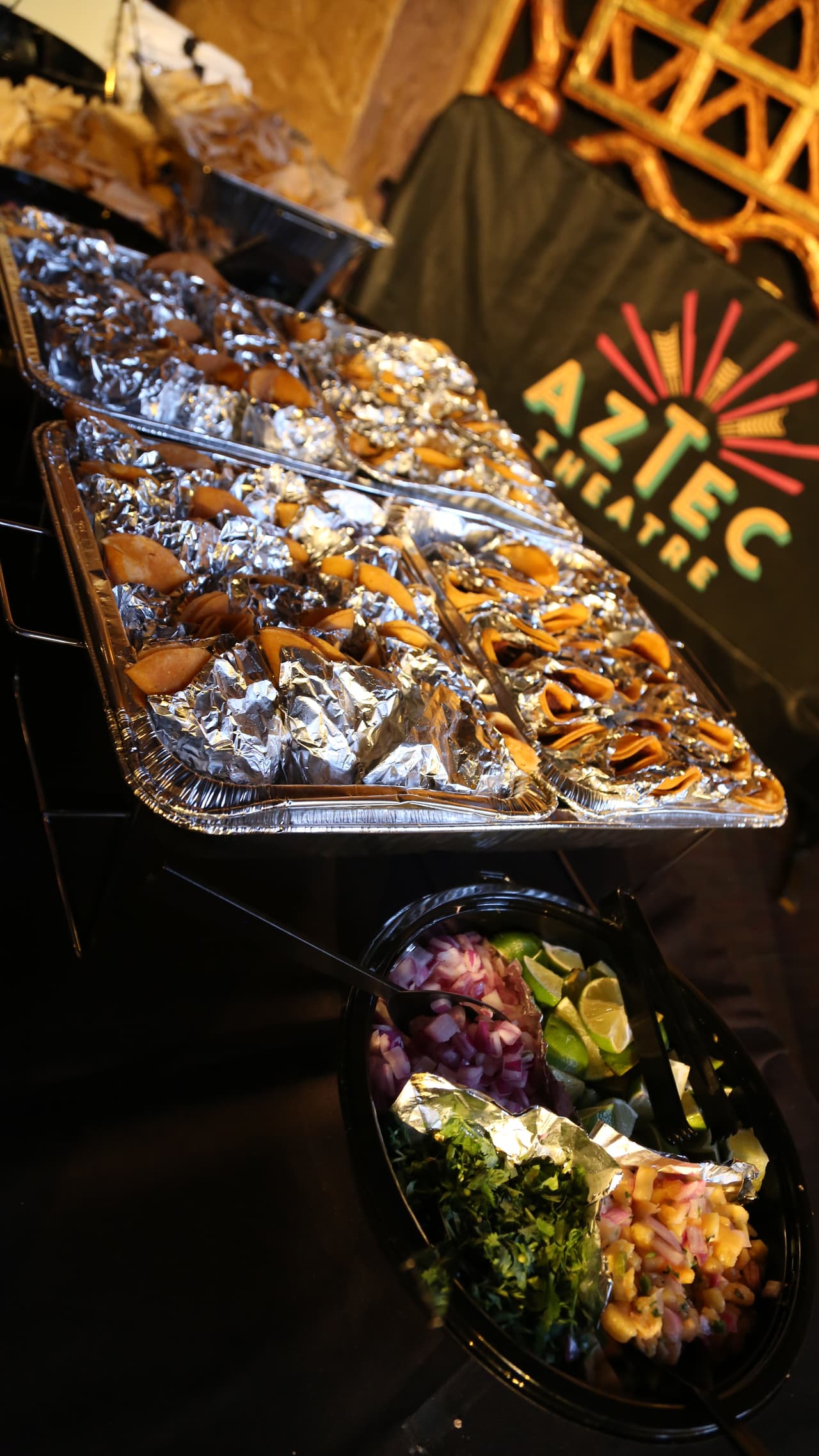 Este es el clásico taco de carnitas en dos tortillas de maíz doraditas: le agregamos limoncito, guacamole, pico de gallo, cebolla, cilantro, una salsa de mango y una salsa bien picosa... ¿se les hizo agua la boca?