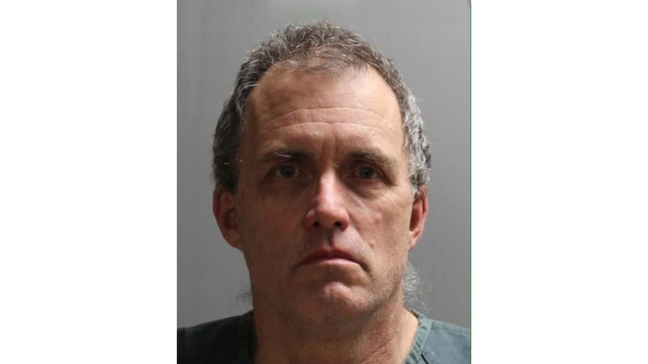 Sintió que una mujer de 80 años lo miró mal, la asesinó y metió su cadáver en un congelador