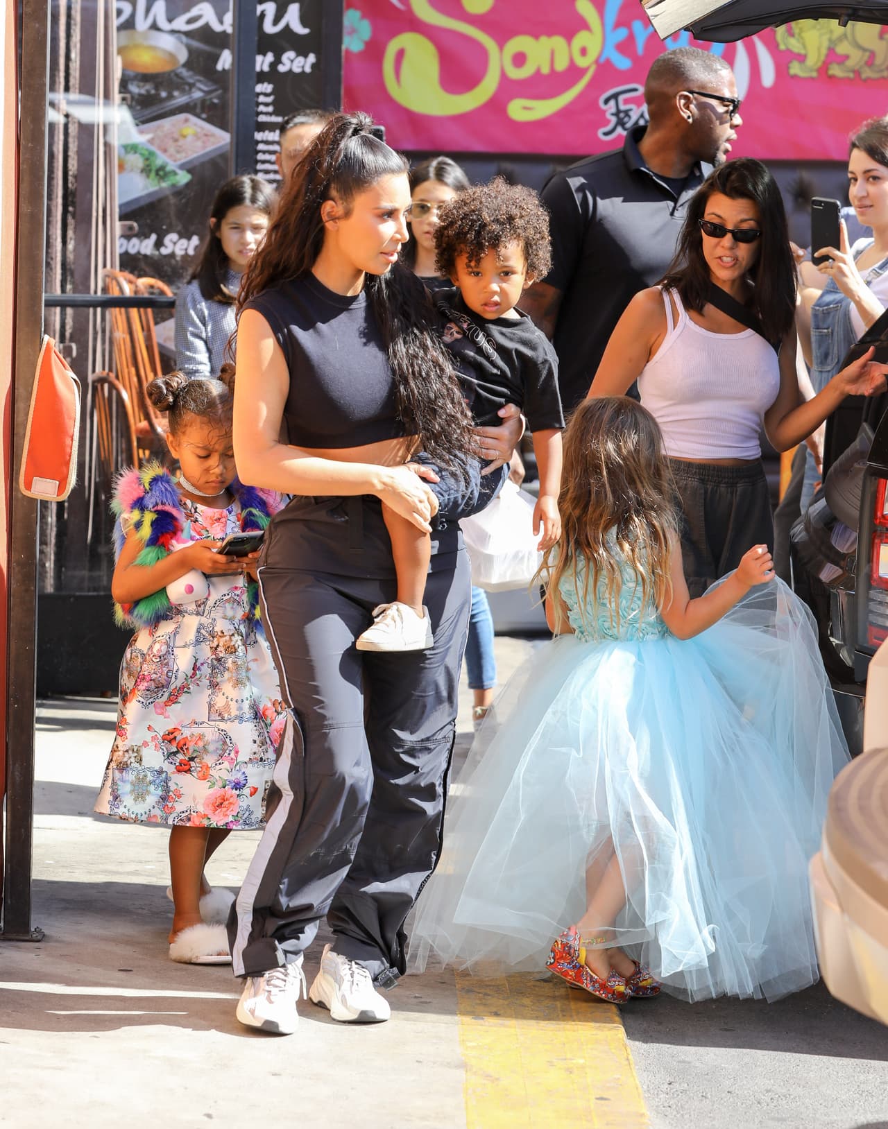 Inclusive, la tía de North,
<b><a href="https://www.univision.com/temas/kourtney-kardashian">Kourtney</a></b>, asistió a la celebración con sus hijos Mason y Penélope, quien también participó del campamento de modas.