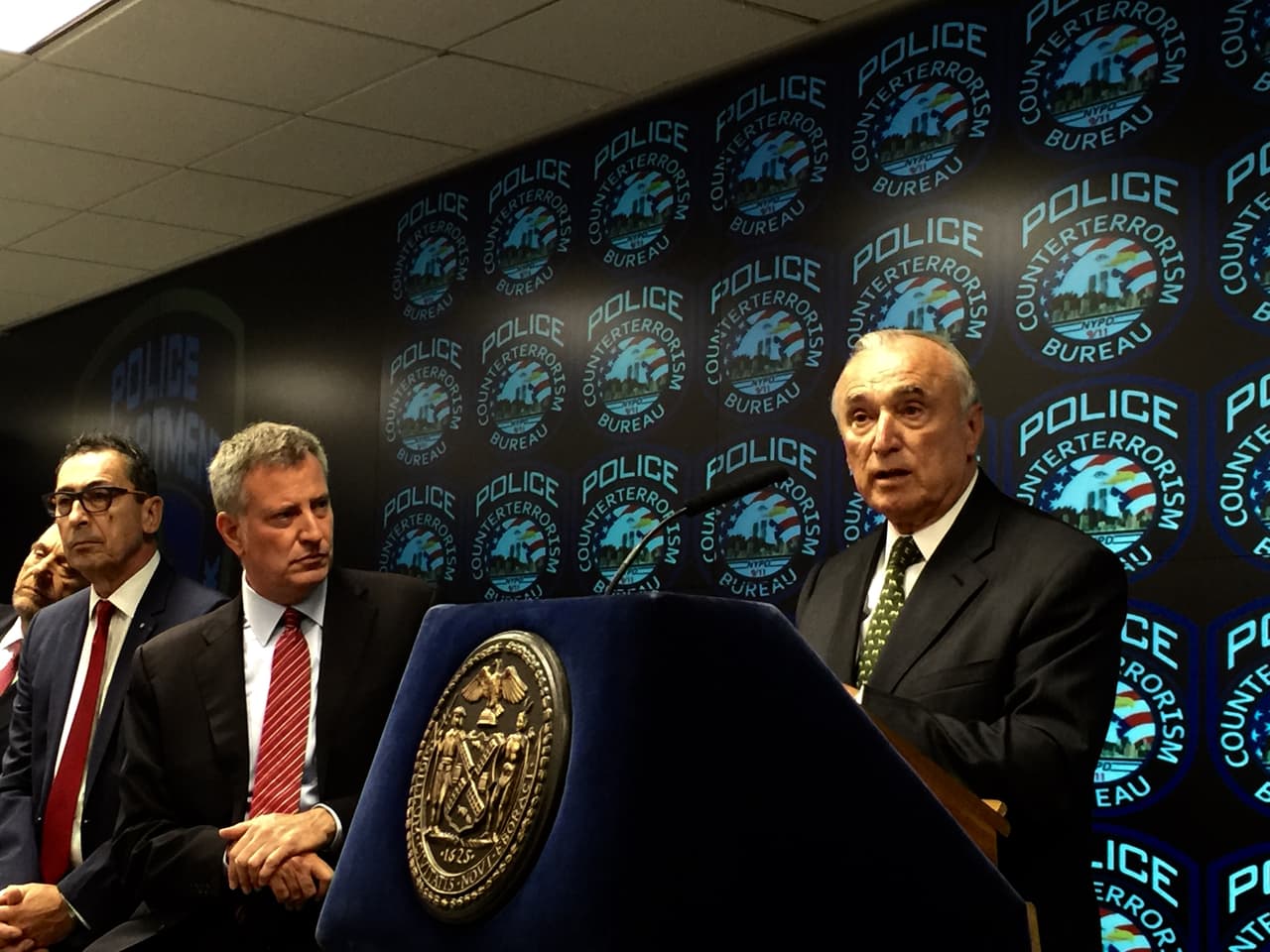 El alcalde De Blasio y el jefe del NYPD advierten sobre riesgo frente a los terroristas