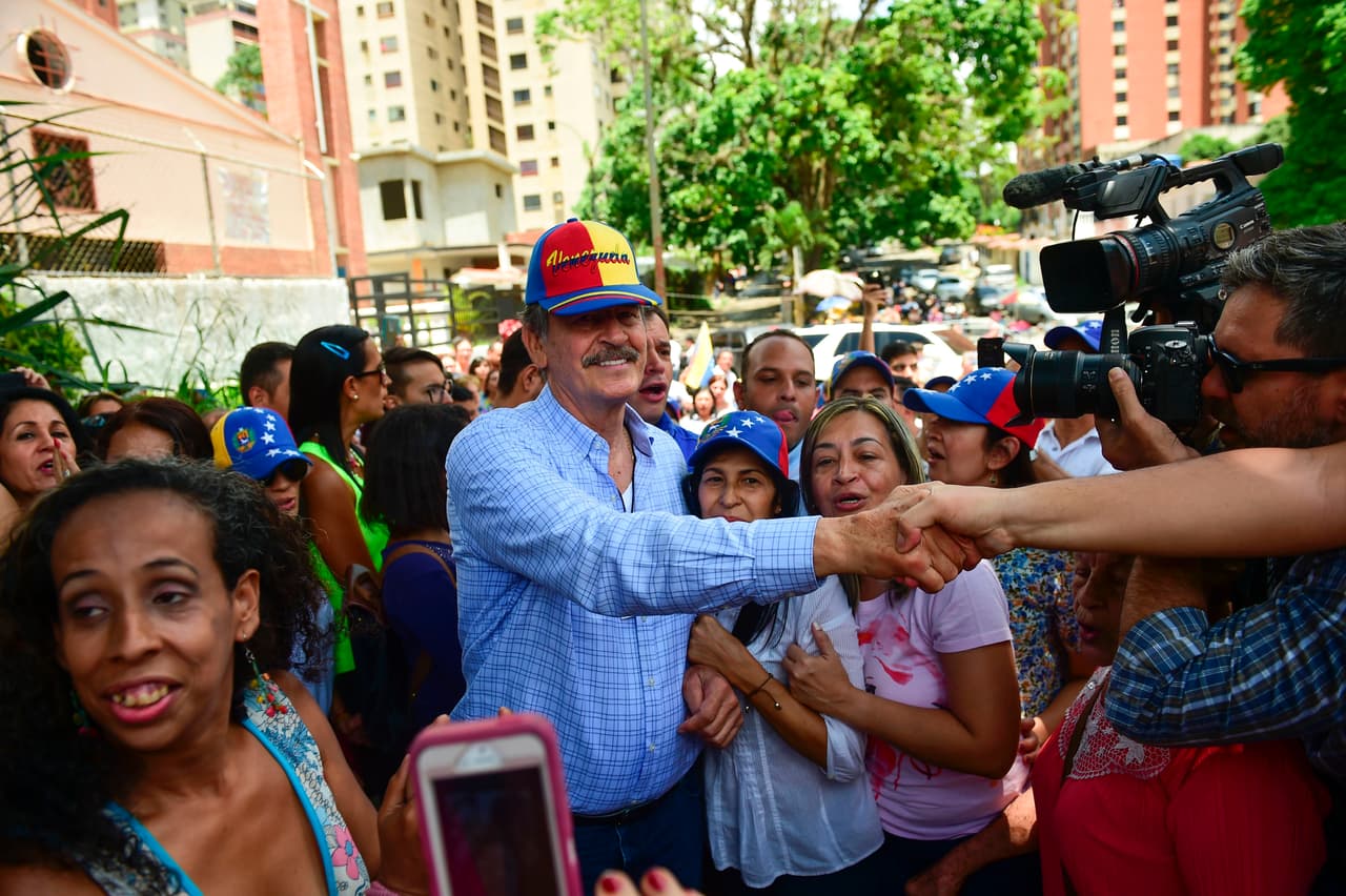 El ex presidente mexicano Vicente Fox, nombrado por la oposición venezolana como observador internacional de la consulta popular, visitó varias mesas de votación en Caracas.