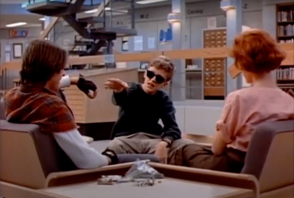 ‘
<b>The Breakfast Club’:</b> Cinco adolescentes de preparatoria se reúnen un sábado por la mañana en la biblioteca de la escuela para cumplir un castigo por su conducta.