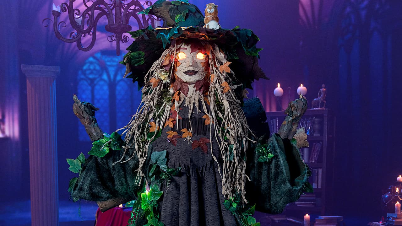 <h2 class="cms-H2-H2">Hechicera</h2>
<br>Desde bebé demostró habilidades mágicas. Heredera de brujos, es prima de Harry Potter, pero no le gusta presumirlo. Vive en una mansión encantada y es vecina de personajes de ‘Game Of Thrones’ y ‘Frozen’.
<br>