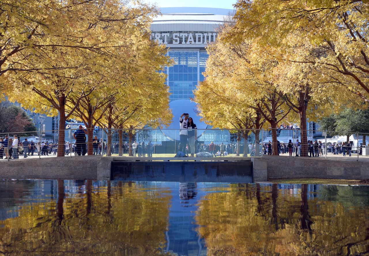 La tradición del Día de Acción de Gracias se mezcló con la fiesta del choque de Dallas Cowboys y Washington Redskins en la NFL, con mucho colorido en el AT&T Stadium en Arlington.