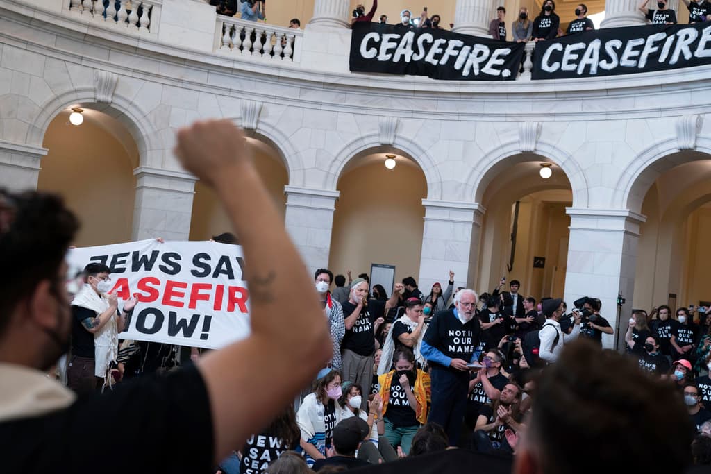 Manifestantes protestan dentro del edificio de oficinas Cannon House en el Capitolio en Washington, el miércoles 18 de octubre de 2023.