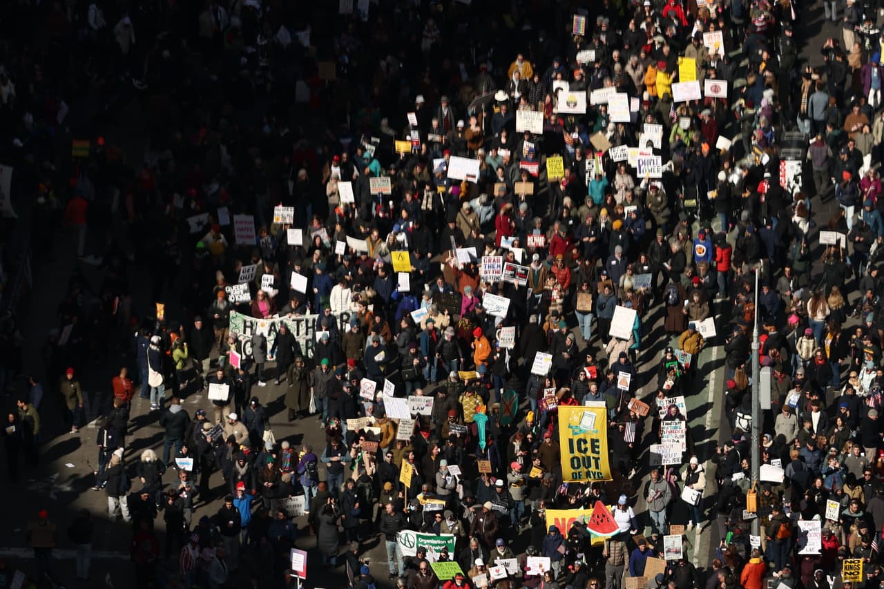Miles de manifestantes llegan a Times Square durante la jornada nacional de protestas “No Kings” en Nueva York, el 28 de marzo de 2026.