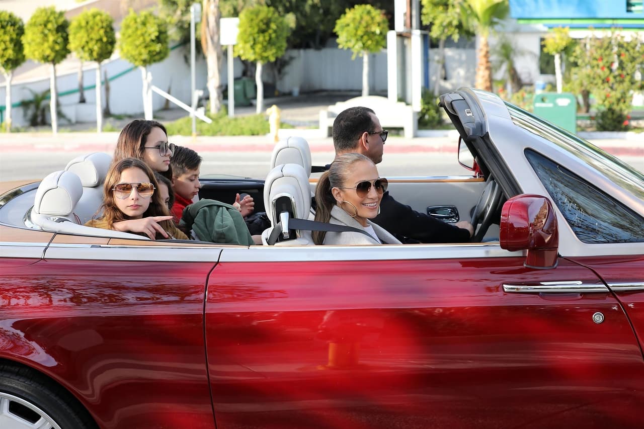 Jennifer López aseguró que quienes más felices están con la boda son sus hijos: Max y Emme, 
<b><a href="https://www.univision.com/entretenimiento/asi-hemos-visto-crecer-a-max-y-emme-los-gemelos-de-jennifer-lopez-y-marc-anthony-fotos">los gemelos que la cantante tuvo con Marc Anthony</a>, </b>y Natasha y Ella, hijas de Alex Rodríguez.